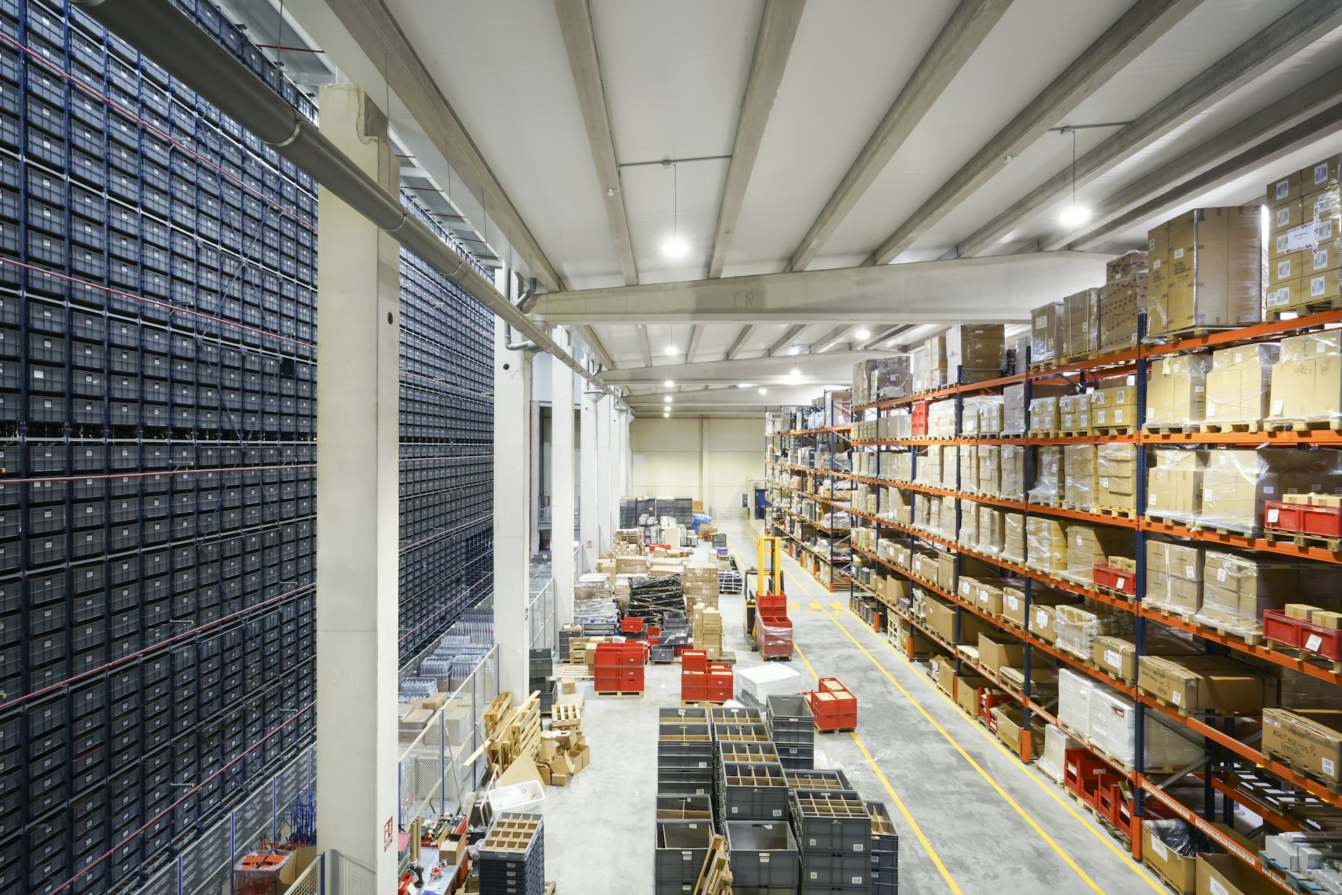 Entrepôt logistique avec rayonnages de produits