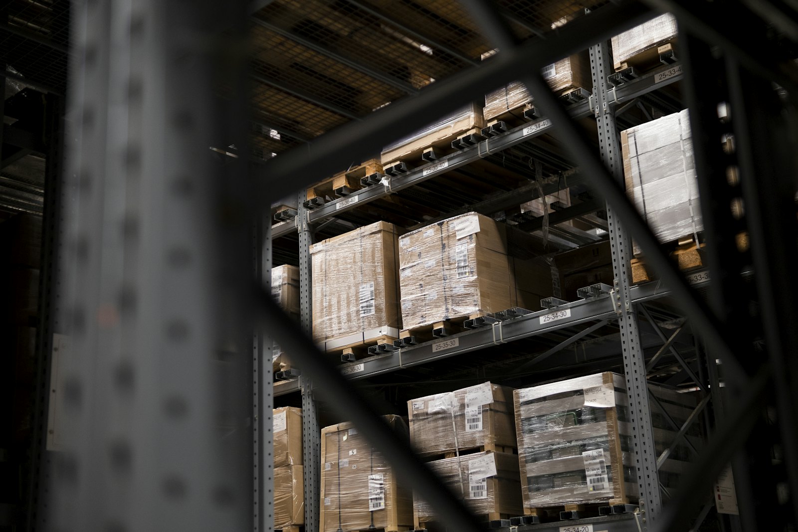 Palettes de cartons stockées sur rayonnages